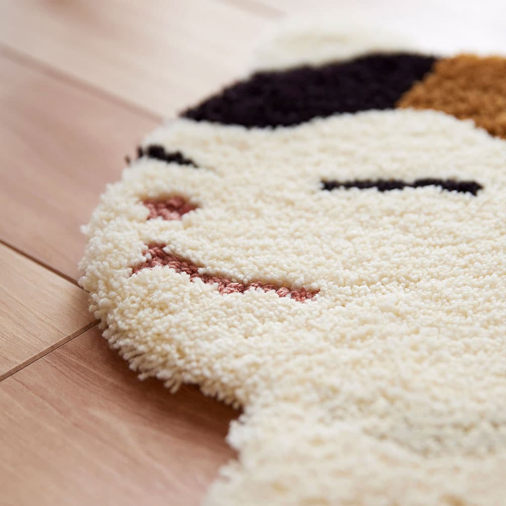 ラグ「コウバコスワリ」ミケ顔アップ