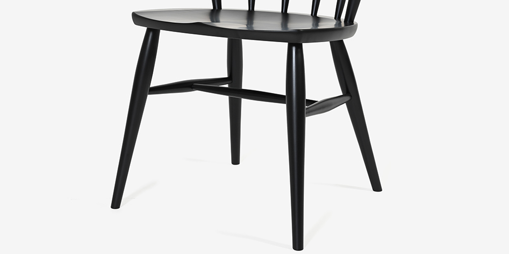 ダイニングチェア 「トリート SC6F」板座 ブナ材 BP色の座面・足元アップ画像