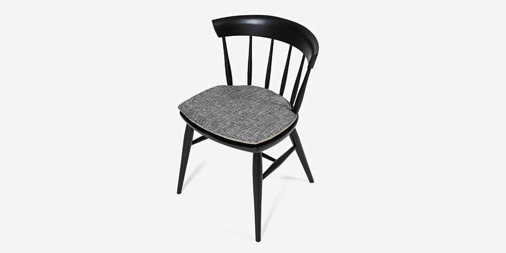 ダイニングチェア「トリート SC6F」BP色、チェアクッション「トリート SC6F用」バルー18を合わせたイメージ画像