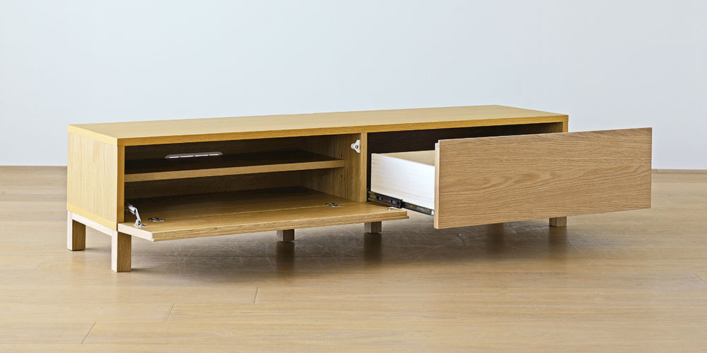 テレビボード「レッチェ」ホワイトオーク材 フラップ扉（向かって左側）と引出し（向かって右側）