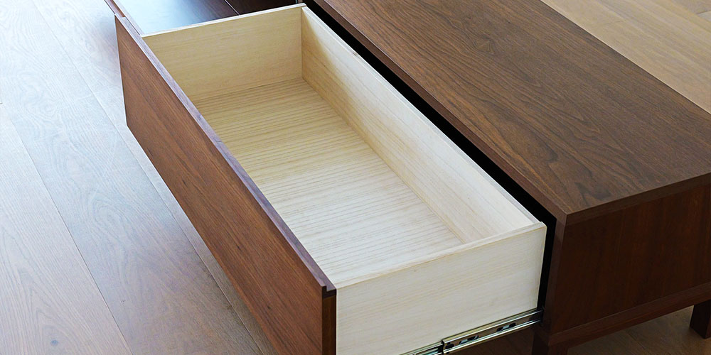 テレビボード「レッチェ」ウォールナット材 スムーズな開閉の引出し