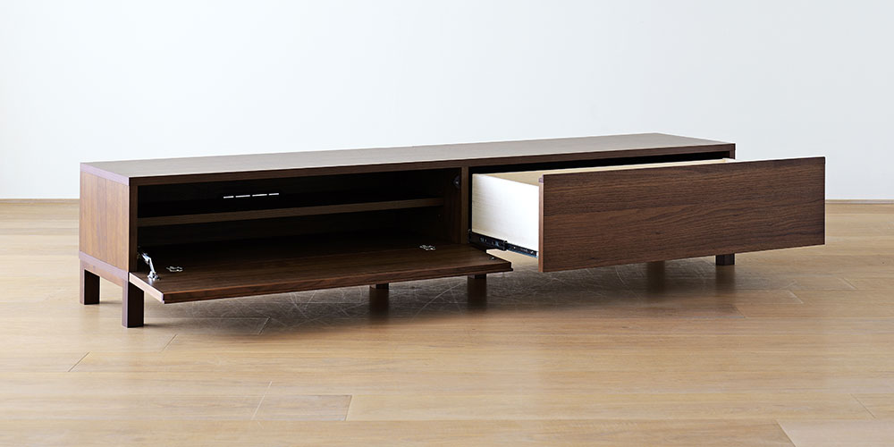 テレビボード「レッチェ」ウォールナット材 フラップ扉（向かって左側）と引出し（向かって右側）