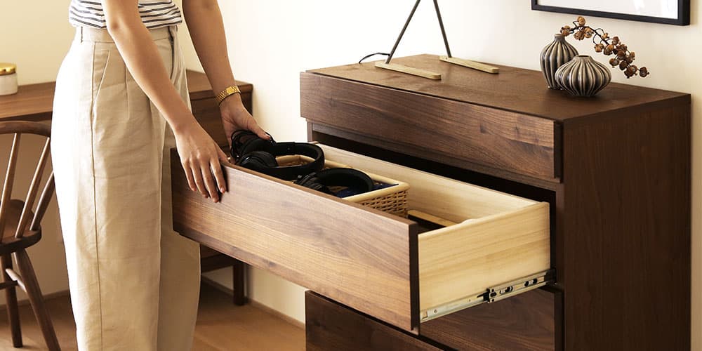 リビングチェスト「レッチェ」幅80cm  ウォールナット材の最下段引出し