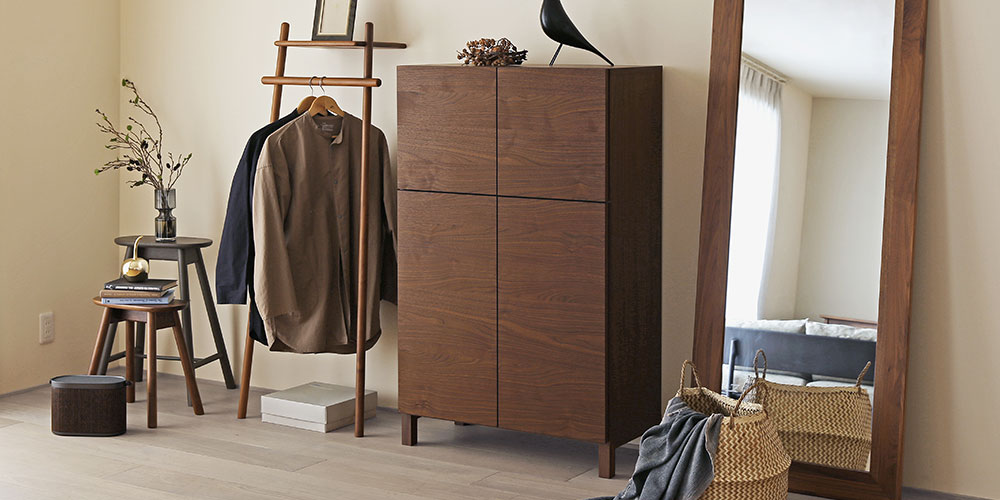 ハイキャビネット「レッチェ」幅80cm ウォールナット材のコーディネートイメージ