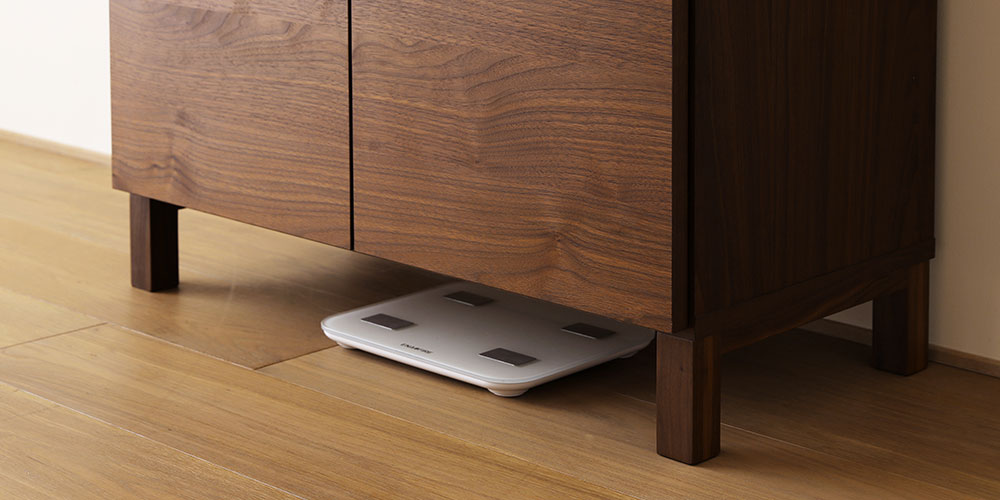 ハイキャビネット「レッチェ」幅80cm ウォールナット材の脚部