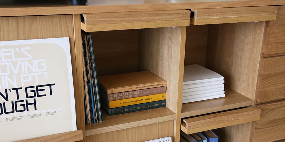 マガジンレコードラック「レッチェ」のフラップ扉を開けた状態のアップ