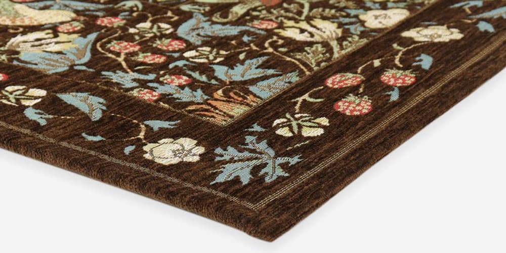 ラグ「いちご泥棒」ブラウンのアップ