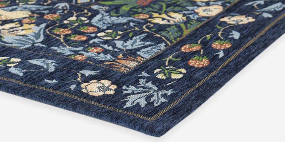 ラグ「いちご泥棒」ブルーのアップ