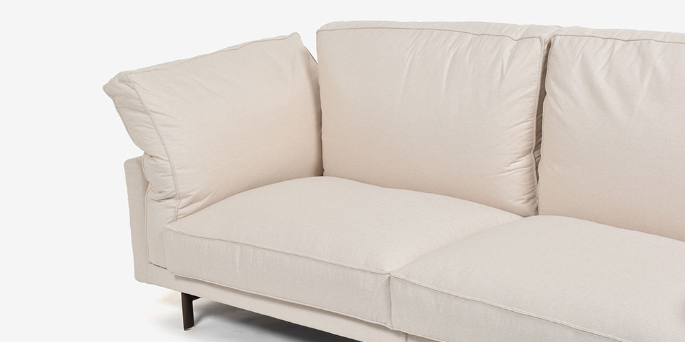 erba（エルバイタリア）ソファ「カモーリ」幅234cm 布アイボリーの背もたれクッション