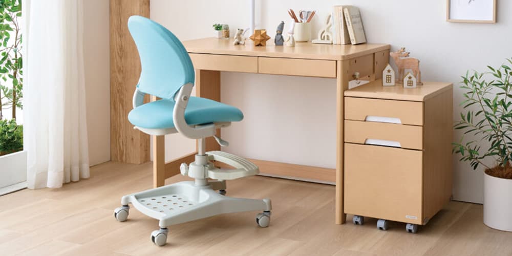 ハイブリッドチェア ミドルタイプ ファブリックのデスクと合わせたイメージ