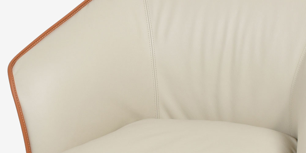 柔らかな質感のPelleFrau&reg;のアームチェア「ニヴォラ」