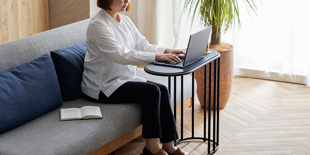 サイドテーブル「MST-252」PC作業の使用イメージ