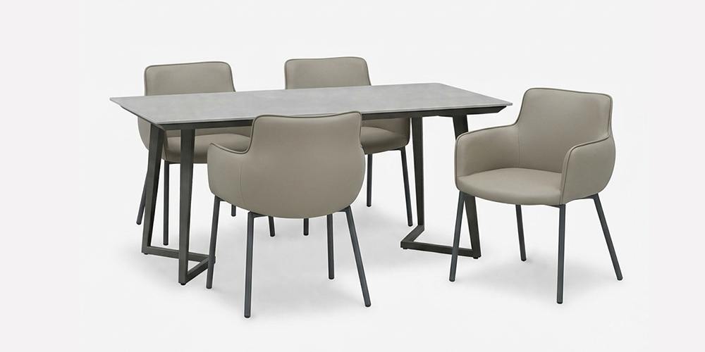 ダイニングテーブル（165DT）幅1650mmとダイニングチェア「デリス」合成皮革ライトグレー色/脚ブラック色と組み合わせたイメージ画像