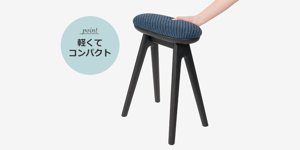 軽くてコンパクト。片手でスツールを持ち上げたイメージ