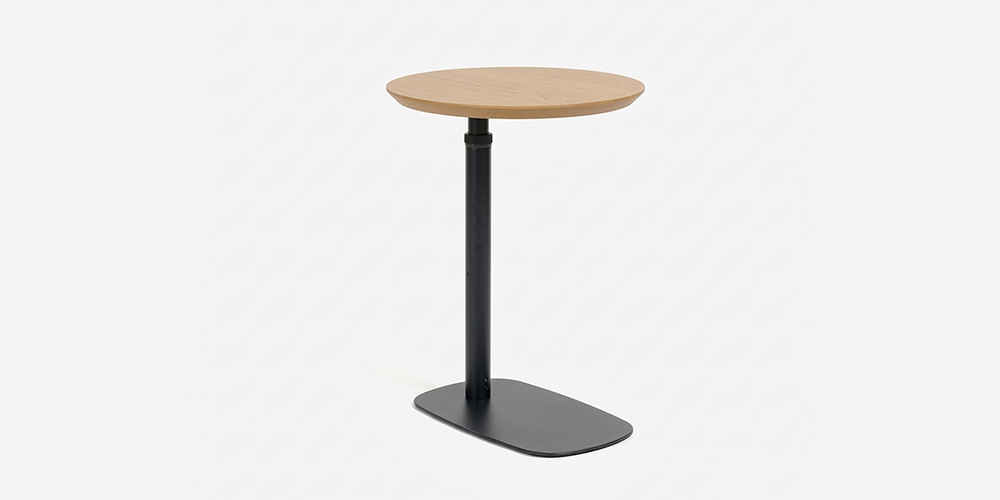 【斜め正面画像】昇降式サイドテーブル（丸）「koko ココ」天板 オーク 脚 ブラック色