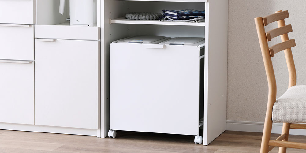 ダストボックスワゴン 分別ペール仕様ホワイト 食器棚に収納したイメージ