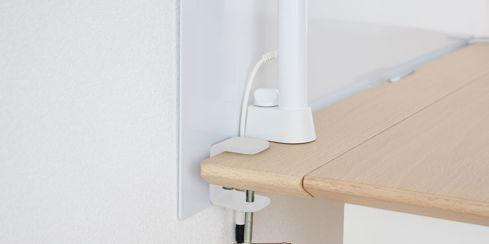 デスクパネル「Fit-in DESK」　クランプ式ライト取付けイメージ