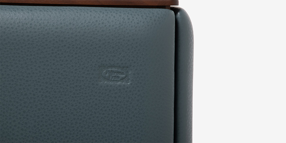 革にプレスされたPoltronaFrau（ポルトローナ・フラウ）の刻印アップ
