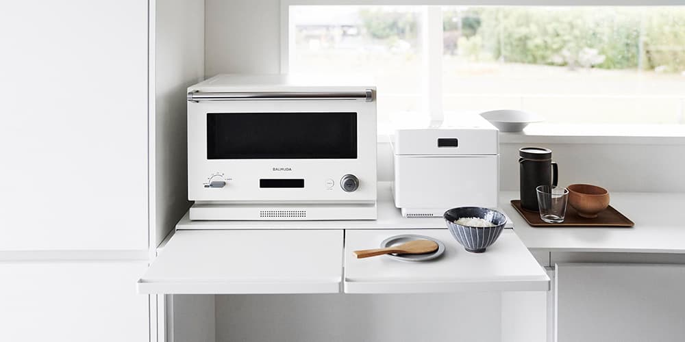 80cmのワイドサイズで広々使え電子レンジと炊飯器を並べて置けます。