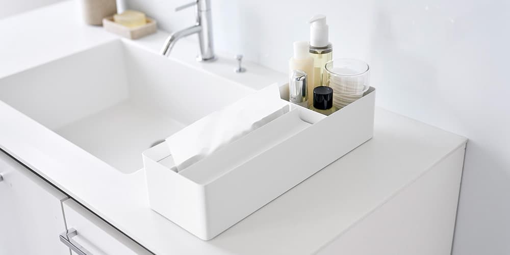 ペーパータオルを取り出しても蓋が浮きにくい、適度な重さのあるスチール製です。