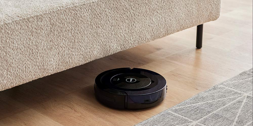 軽やかな脚元（ロボット掃除機を使用したイメージ）