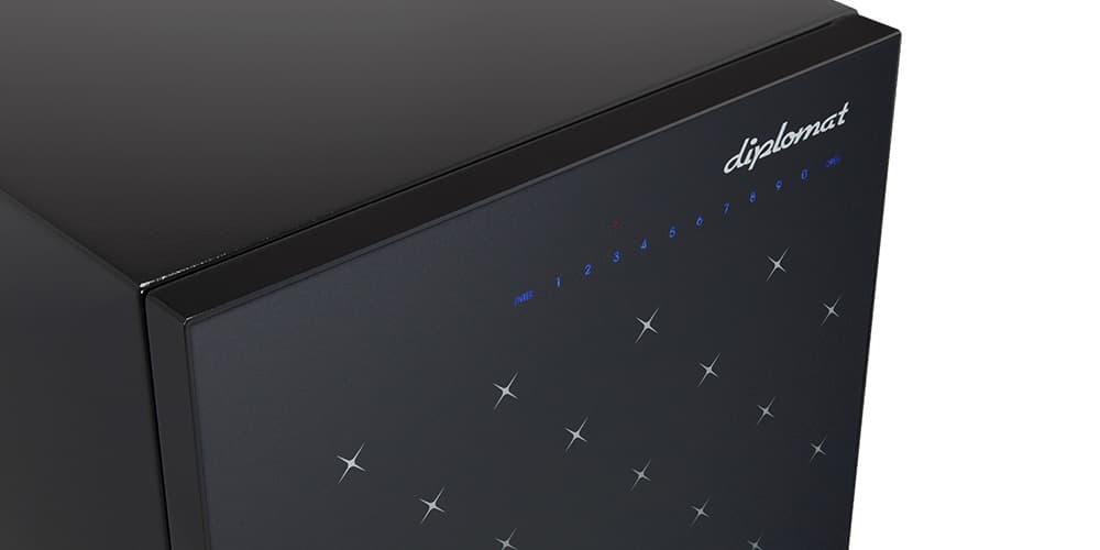 扉にタッチして操作する独自のタッチパネル式ロック