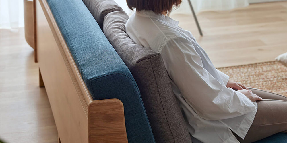 置きクッションにもたれかかっている様子