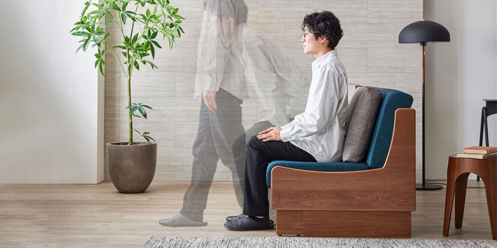 ソファベッドに座った状態から立ち上がっている様子