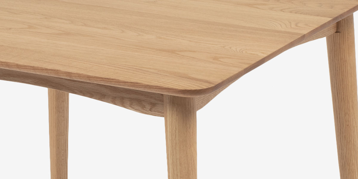 丸みのあるなめらかなデザインと無垢材のぬくもりのダイニングテーブル「シネマ」天板厚さ