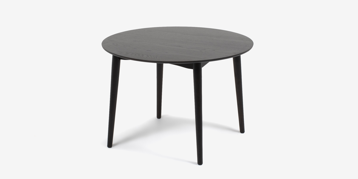 丸みのあるなめらかなデザインと無垢材のぬくもりのダイニングテーブル「シネマ」