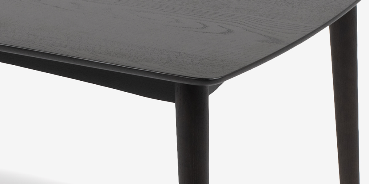 丸みのあるなめらかなデザインと無垢材のぬくもりのダイニングテーブル「シネマ」天板