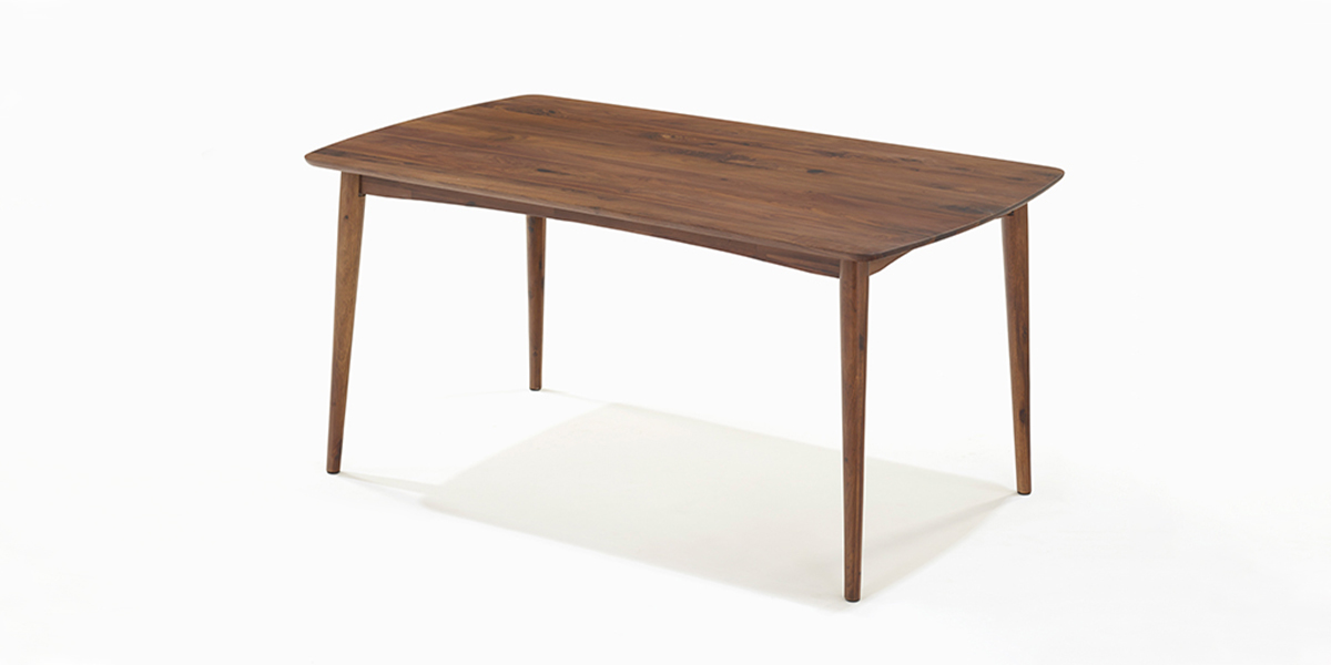 丸みのあるなめらかなデザインと無垢材のぬくもりのダイニングテーブル「シネマ」ウォールナット材