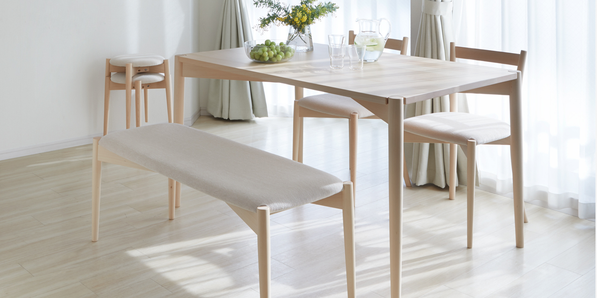 デンマーク語で幸せという意味の「リュッケ」シリーズのダイニングテーブル