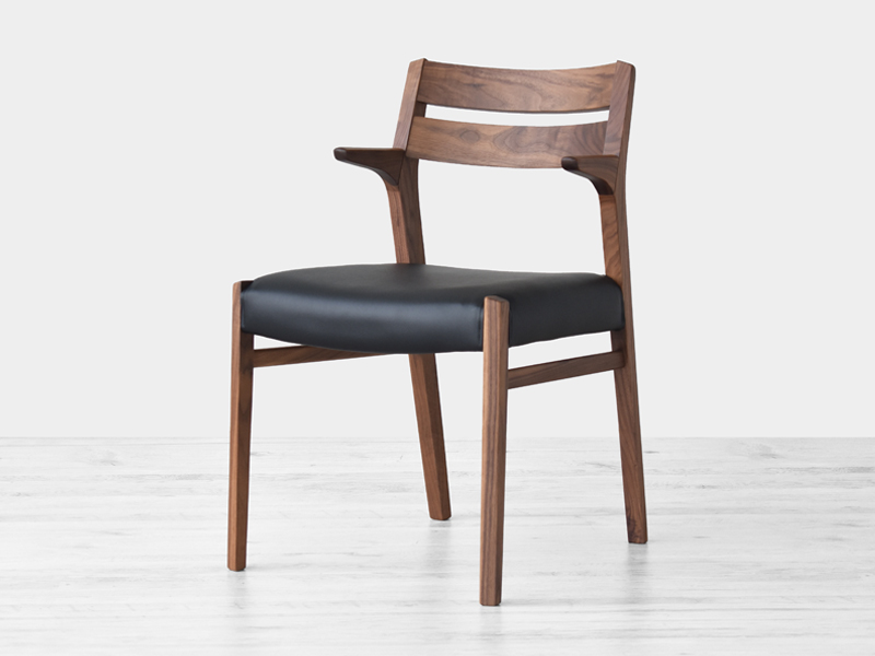 椅子「シネマ」（半肘付）ウォールナット材/PVC ブラック色
