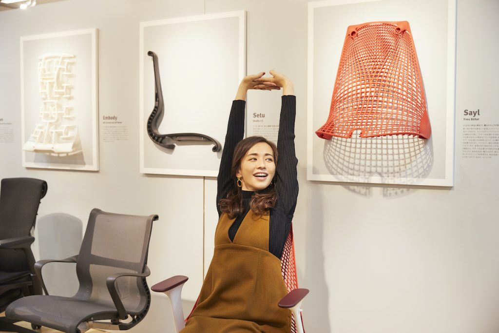 デスクワークが増えた優木まおみさんが探す、体を整えるワークアイテム vol.1